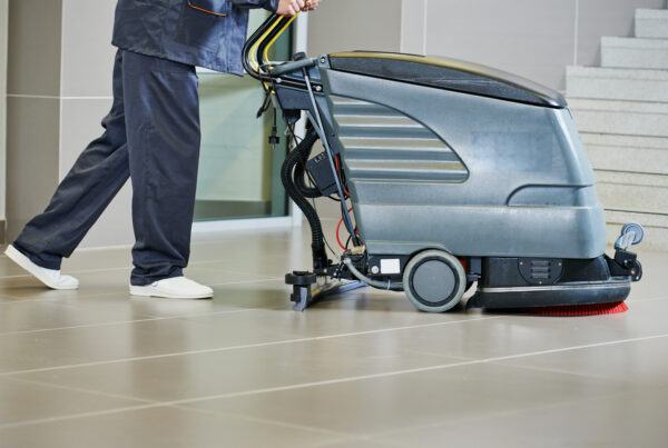 Cleaner pre-sweeping with a floor scrubber dryer